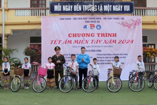 Nhiều cơ quan, đơn vị tại Nghệ An trao quà Tết cho người nghèo