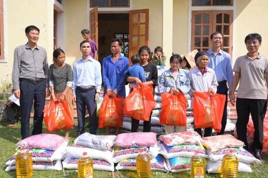 Mang Tết ấm đến với đồng bào Đan Lai ở Thạch Ngàn (Con Cuông)