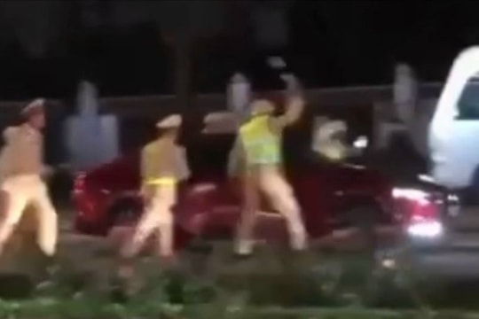 Không chấp hành hiệu lệnh kiểm tra, tài xế tông cảnh sát giao thông TP Vinh để bỏ chạy