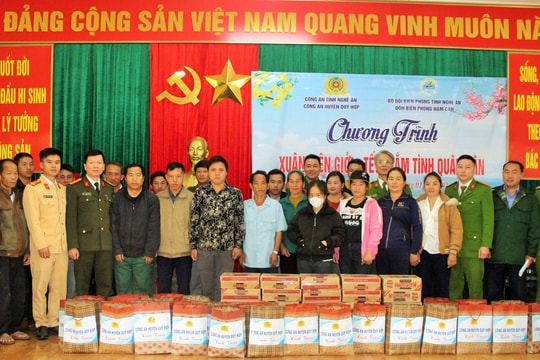 Trao quà chương trình 'Xuân biên giới - Tết thắm tình quân dân' ở Kỳ Sơn