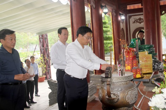 Bộ trưởng Bộ GTVT Nguyễn Văn Thắng dâng hoa, dâng hương tưởng niệm tại Khu Di tích lịch sử Quốc gia Truông Bồn