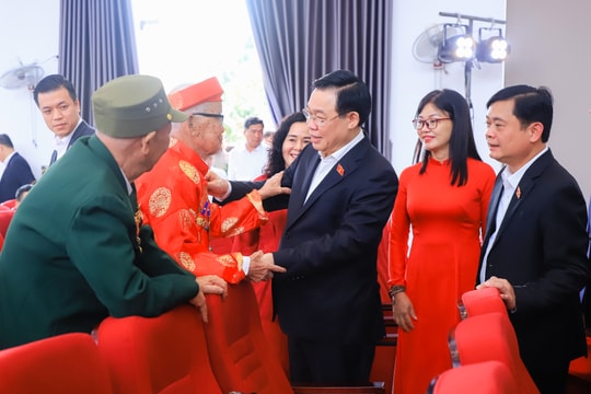 Chủ tịch Quốc hội Vương Đình Huệ tặng quà, chúc Tết gia đình người có công, hộ nghèo tại huyện Yên Thành