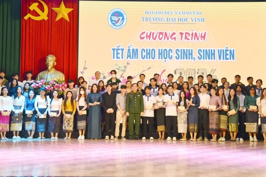 Trường Đại học Vinh tổ chức chương trình 'Tết ấm cho học sinh, sinh viên - Xuân Giáp Thìn 2024'