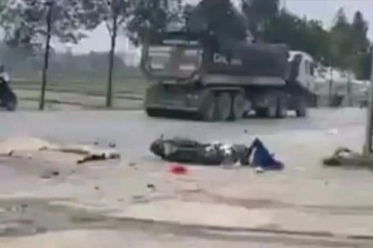 Sau va chạm với xe máy điện, 2 người đi xe máy bị ô tô đầu kéo cán tử vong