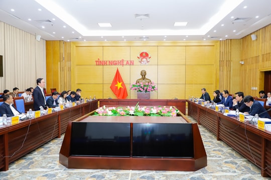 UBND tỉnh làm việc với đoàn khảo sát liên ngành kiểm tra thực trạng phát triển đô thị thành phố Vinh mở rộng