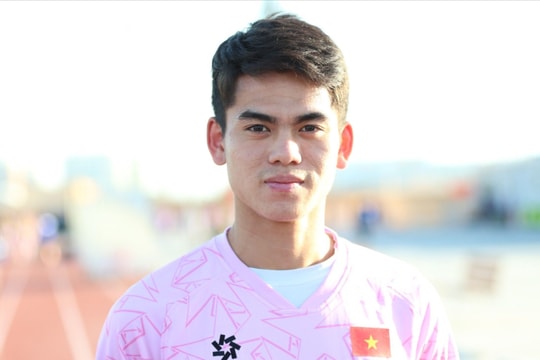 Tiền vệ Khuất Văn Khang: 'Mong người hâm mộ luôn động viên đội tuyển Việt Nam'