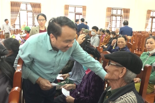 Trao quà Tết cho người nghèo tại huyện Nghi Lộc và Con Cuông