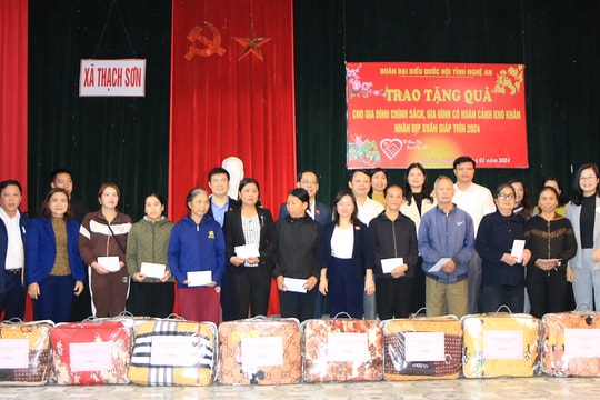 Đoàn đại biểu Quốc hội tỉnh Nghệ An trao quà Tết cho hộ nghèo, gia đình chính sách tại huyện Anh Sơn