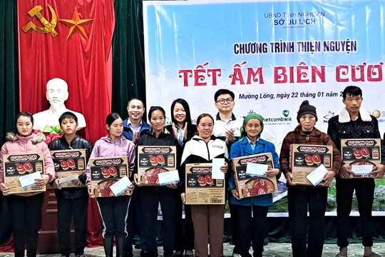 Trao học bổng và quà Tết cho hộ nghèo ở Nghệ An