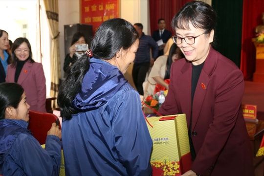 Phó Chủ nhiệm Uỷ ban Tài chính, Ngân sách của Quốc hội vui Tết ấm với công nhân Nghệ An