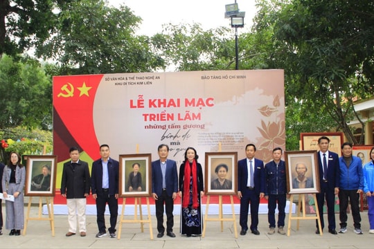 Trao tặng Khu Di tích Kim Liên bộ tranh chân dung màu những người thân trong gia đình Chủ tịch Hồ Chí Minh