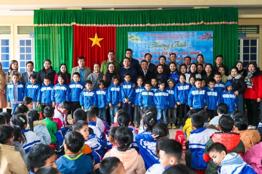 Trao tặng 400 áo ấm cho học sinh vùng khó huyện Tương Dương