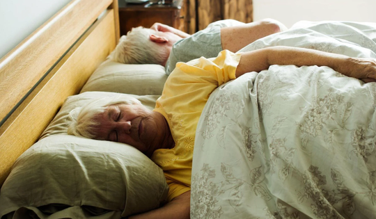 Người cao tuổi nên nằm nệm cứng hay mềm?