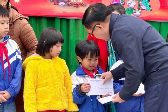 Ban Dân vận Tỉnh uỷ tặng quà Tết tại Đô Lương