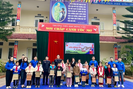 Cụm Văn xã - Nội chính, Đoàn Khối các cơ quan tỉnh tổ chức Mùa Đông ấm - Xuân tình nguyện tại huyện Quế Phong