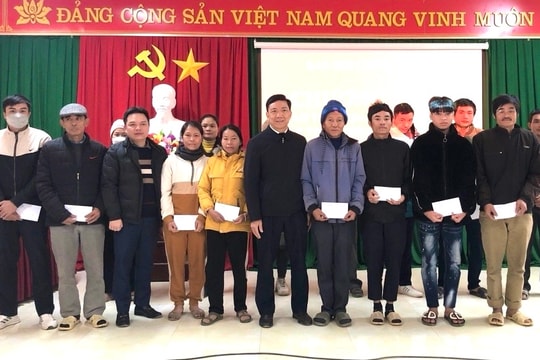 Ban Nội chính Tỉnh ủy tặng quà Tết cho hộ nghèo ở Quỳ Châu