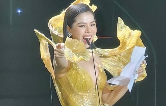 Lệ Quyên kém duyên 'phá' kịch bản, cướp lời MC công bố kết quả Làn sóng xanh