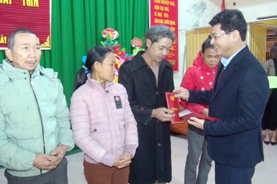 Đoàn công tác Ủy ban Kiểm tra Tỉnh ủy trao quà Tết cho người nghèo các huyện Con Cuông, Quỳnh Lưu 