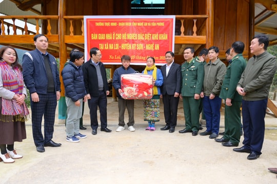 Thường trực HĐND, Đoàn đại biểu quốc hội tỉnh Nghệ An tặng quà Tết Nguyên đán Giáp Thìn 2024 tại xã Na Loi