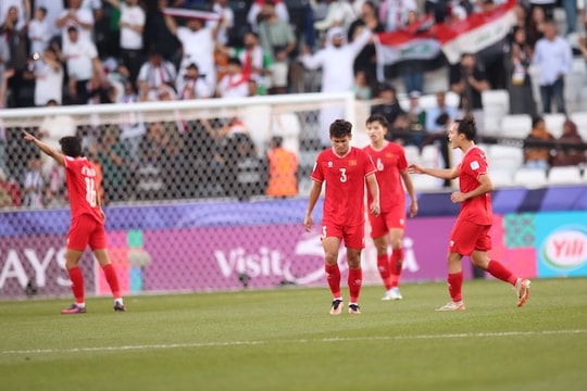 Cựu tuyển thủ Nguyễn Tuấn Phong: ‘Hãy cho ông Troussier thêm thời gian!’; Hàn Quốc tránh được Nhật Bản ở vòng 1/8