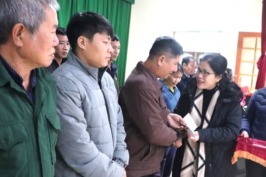 Bí thư Đảng ủy Khối Các cơ quan tỉnh trao quà và nhà ở cho người nghèo nhân dịp Tết Nguyên đán 2024