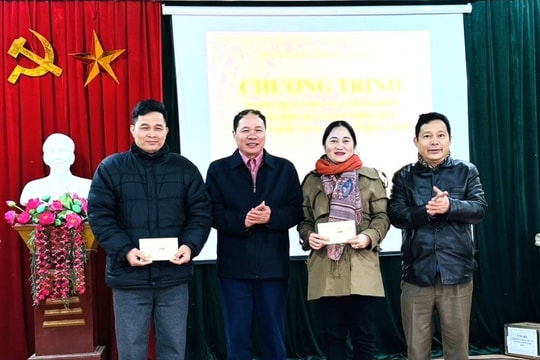 Ban Tổ chức Tỉnh ủy tặng quà Tết cho người nghèo tại Quỳ Châu