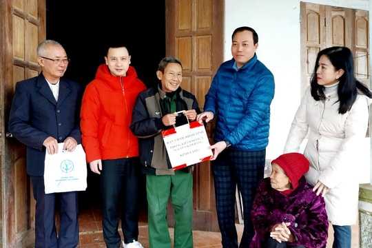 Ban Văn hóa - Xã hội Hội đồng nhân dân tỉnh tặng quà Tết tại huyện Quỳ Châu 