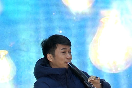 Mão Mèo thể hiện ca khúc Qua cơn mê bằng sáo điện tử tại Báo Nghệ An