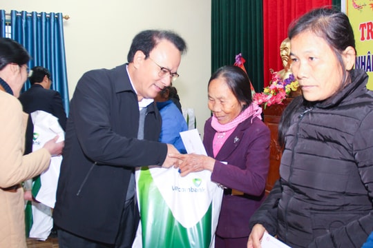 Phó Chủ tịch Thường trực HĐND tỉnh trao quà Tết cho người nghèo tại huyện Thanh Chương