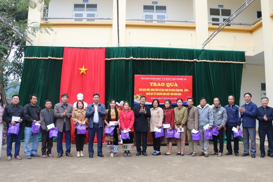 Ngành giáo dục Nghệ An đưa Tết sớm đến với giáo viên và học sinh vùng khó
