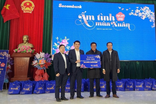 Sacombank chi nhánh Nghệ An trao 100 suất quà Tết cho hộ nghèo tại huyện Quỳ Hợp