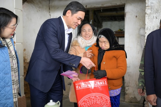 Phó Bí thư Tỉnh ủy thăm, chúc Tết đồng bào, chiến sĩ tại huyện Quỳnh Lưu và TX. Hoàng Mai