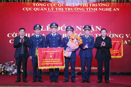 Cục Quản lý thị trường Nghệ An nhận Cờ Thi đua xuất sắc của Bộ Công Thương và UBND tỉnh