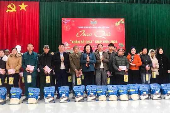 Phó Chủ tịch Trung ương Hội Nông dân Việt Nam trao quà Tết cho người nghèo ở Quế Phong, Quỳ Châu
