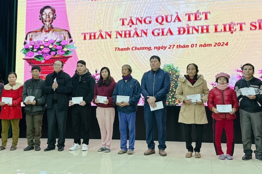 Trao 100 suất quà Tết cho gia đình thân nhân liệt sĩ ở huyện Thanh Chương và Anh Sơn