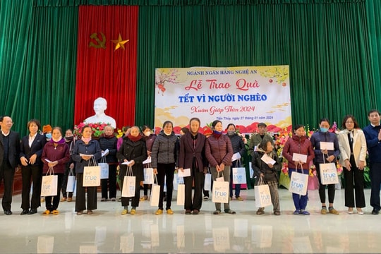 Ngành ngân hàng Nghệ An trao quà, giúp đỡ người nghèo đón Tết