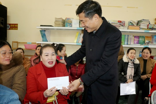 Ngành Giáo dục Nghệ An trao hơn 700 suất quà Tết cho giáo viên và học sinh vùng cao