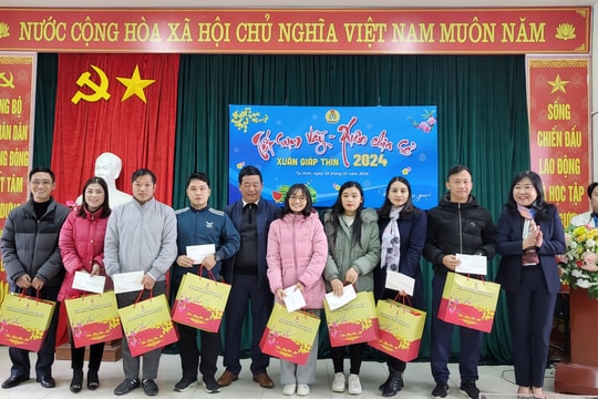 Uỷ ban Văn hoá, Giáo dục Quốc hội, Tổng Liên đoàn Lao động Việt Nam trao quà cho đoàn viên có hoàn cảnh khó khăn nhân dịp Tết Giáp Thìn