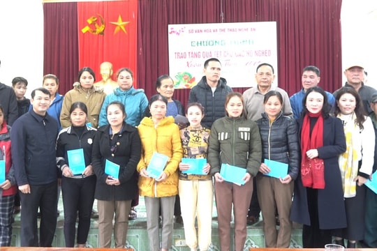 Đoàn công tác Sở Văn hoá và Thể thao tặng quà Tết và trao tiền hỗ trợ xây nhà tại huyện Con Cuông