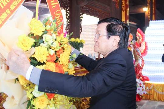 Nguyên Chủ tịch nước Trương Tấn Sang dâng hoa, dâng hương tại Đền Chung Sơn và Khu lăng mộ Mai Hắc Đế
