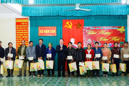 Chủ tịch UBND tỉnh Nguyễn Đức Trung thăm, tặng quà Tết tại huyện Kỳ Sơn