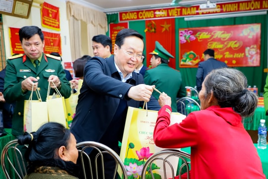 Chủ tịch UBND tỉnh Nguyễn Đức Trung thăm, tặng quà Tết đồng bào, cán bộ, chiến sĩ huyện Tương Dương
