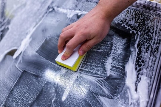 Cách làm sạch kính trên ô tô bị ố lâu ngày