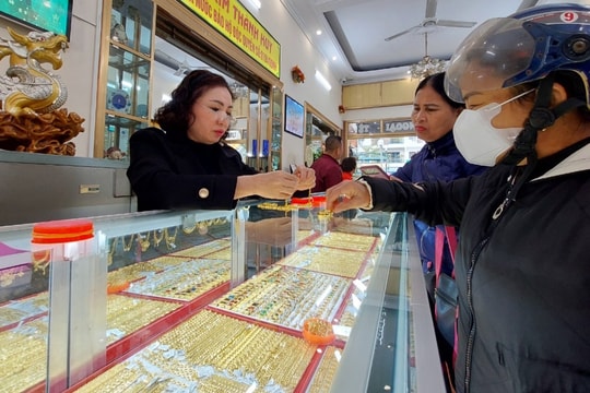 Áp Tết, giá neo cao, thị trường vàng Nghệ An bắt đầu sôi động