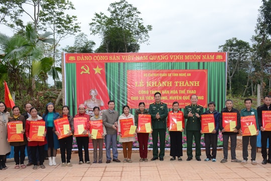 Bộ Chỉ huy Quân sự tỉnh trao tặng công trình văn hoá thể thao cho người dân xã Tiền Phong, huyện Quế Phong