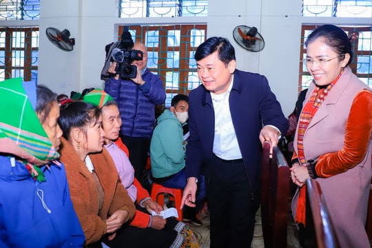 Bí thư Tỉnh ủy Nghệ An Thái Thanh Quý chúc Tết nhân dân, cán bộ, chiến sĩ tại huyện vùng biên Quế Phong