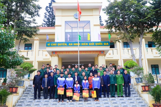 Bí thư Tỉnh ủy Thái Thanh Quý thăm, chúc Tết cán bộ, chiến sĩ Đồn Biên phòng Tri Lễ