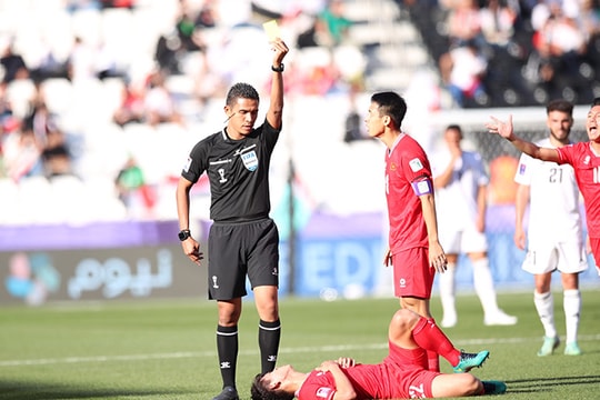 ĐT Việt Nam thua 12/14 trận cấp châu Á: Đừng đổ lỗi cho VAR; Tiền đạo Iraq từng làm khổ ĐT Việt Nam phải nhận thẻ đỏ khó hiểu