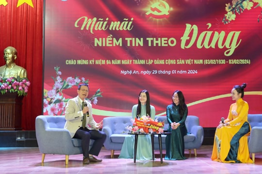 Hơn 1.500 sinh viên Trường Đại học Vinh dự tọa đàm ‘Mãi mãi niềm tin theo Đảng’