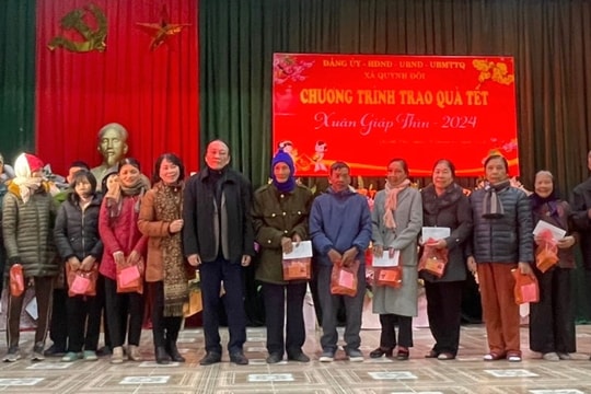 Trao 70 suất quà Tết cho gia đình thân nhân liệt sĩ ở xã Quỳnh Đôi, huyện Quỳnh Lưu